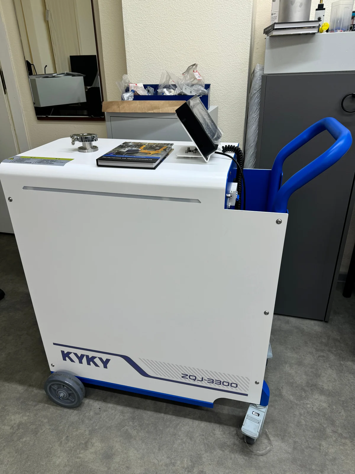 Гелиевый масс-спектрометрический течеискатель KYKY ZQJ-3300 в лаборатории.