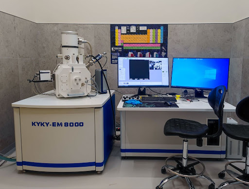 На корпусе этой установки читается KYKY-EM8000. Оригинальная фотография размещена поставщиком на странице EM-8100; здесь она отнесена к видимой маркировке корпуса. Комплект аналитики уточняется.