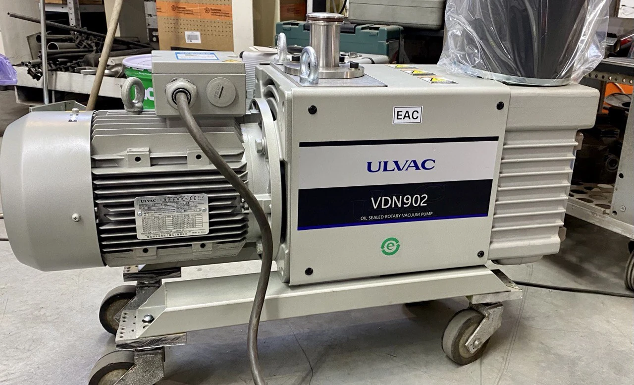 Вакуумный насос ULVAC с маркировкой VDN902.