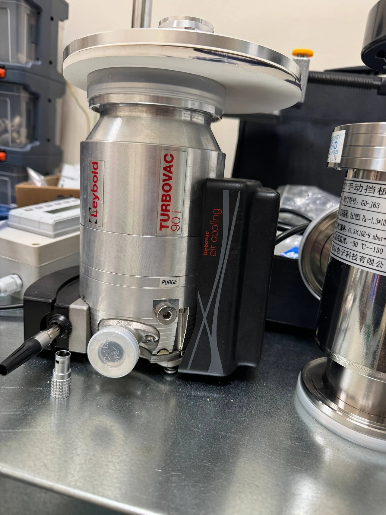 Датчик давления THERMOVAC крупным планом.
